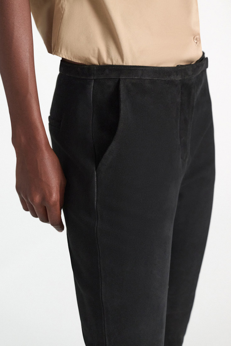 Dorothee Schumacher Wildleder-Flared-Hose mit glänzendem Degradé-Verlauf vinyl black Model Detail View