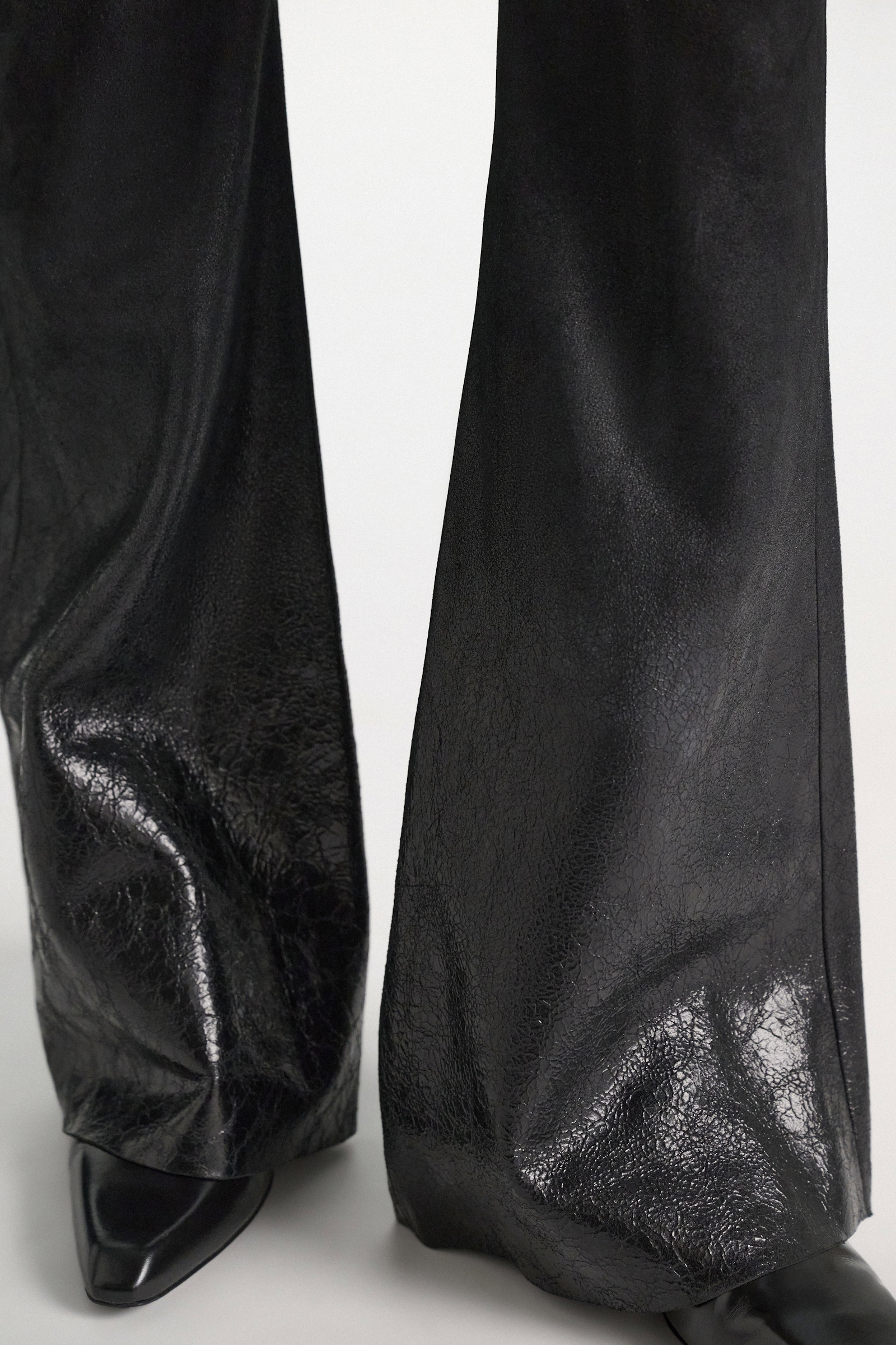 Dorothee Schumacher Wildleder-Flared-Hose mit glänzendem Degradé-Verlauf vinyl black Model Detail View