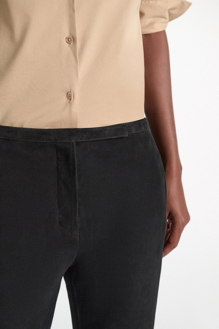 Dorothee Schumacher Wildleder-Flared-Hose mit glänzendem Degradé-Verlauf vinyl black Model Detail View