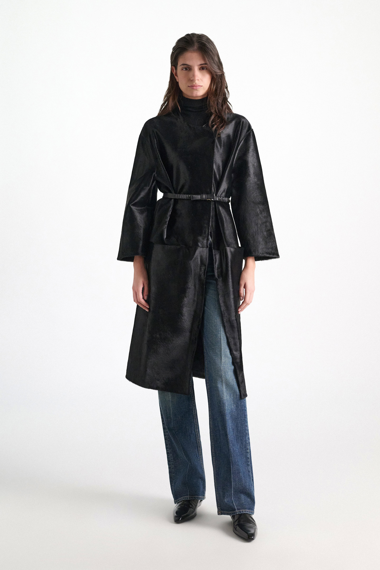 Dorothee Schumacher Fellmantel vinyl black Model Front View