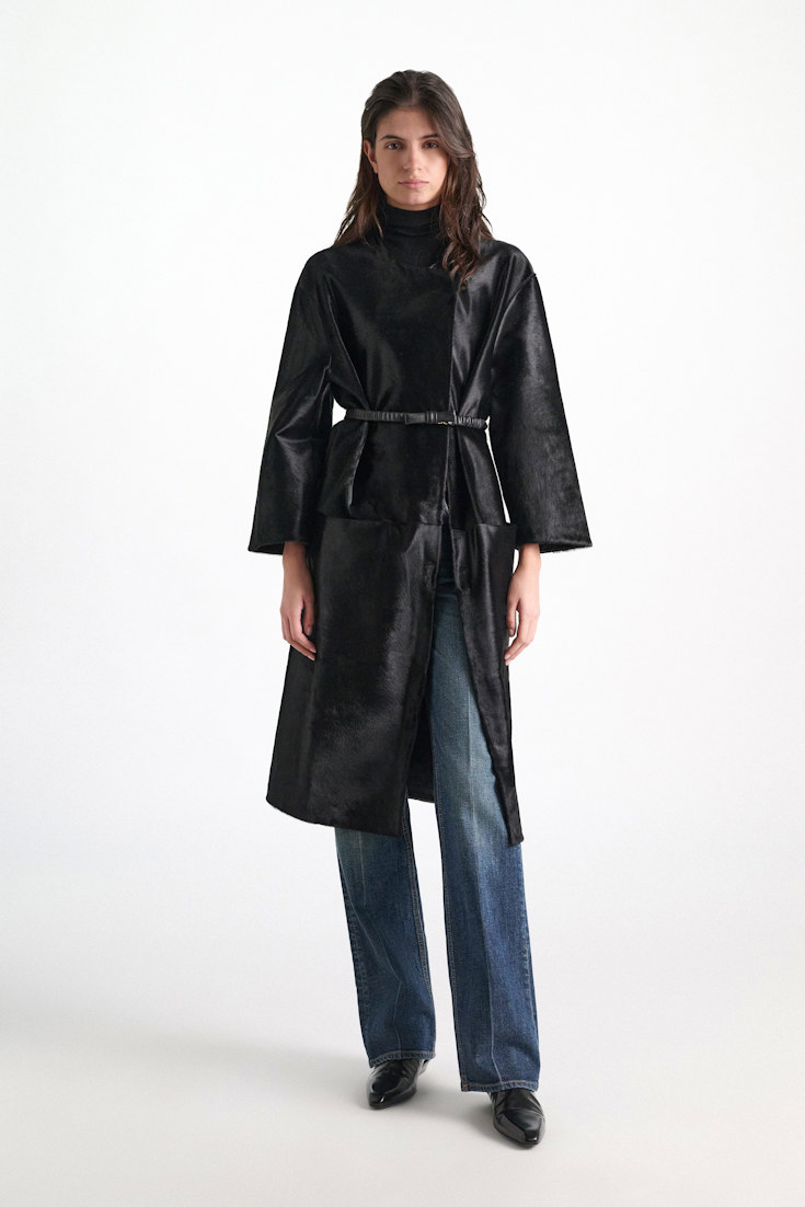 Dorothee Schumacher Fellmantel vinyl black Model Front View