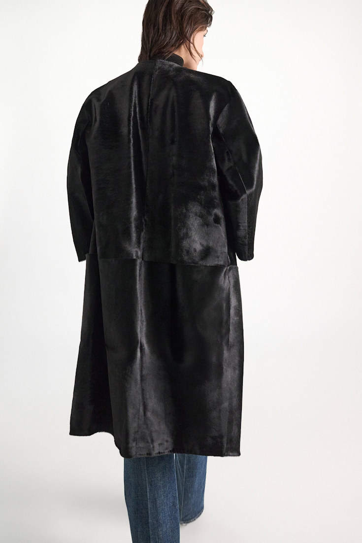 Dorothee Schumacher Fellmantel vinyl black Model Detail View
