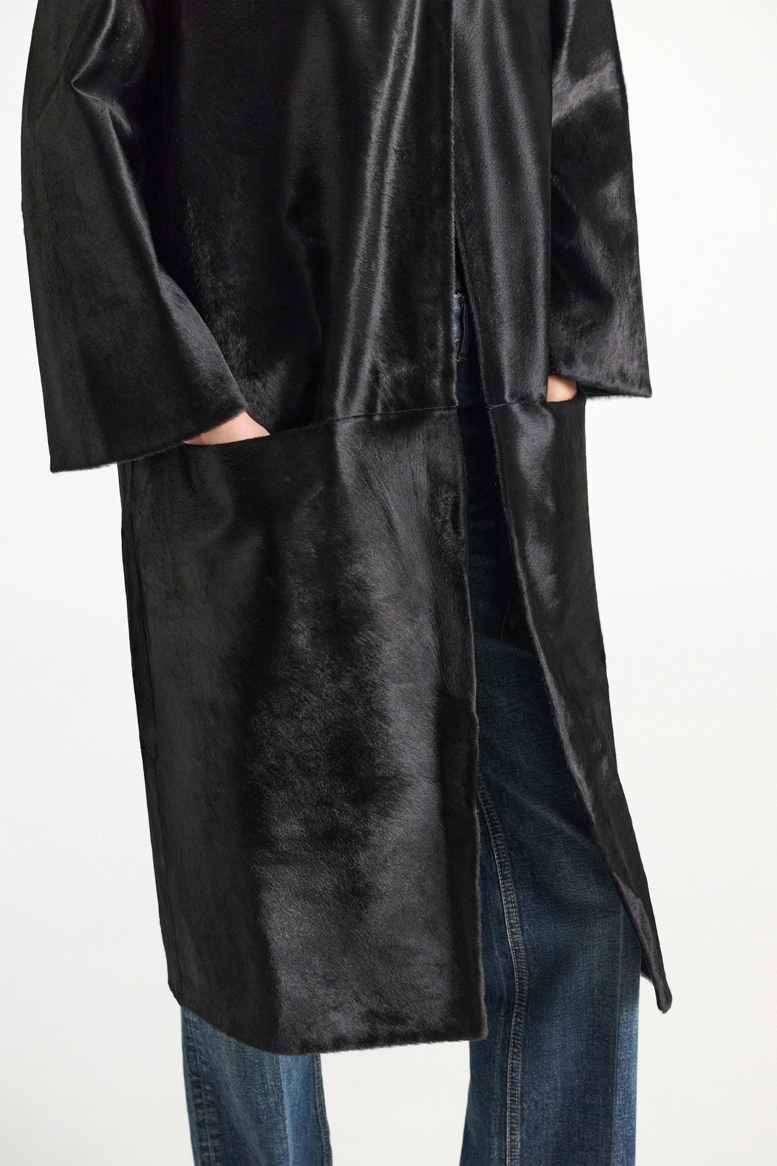 Dorothee Schumacher Fellmantel vinyl black Model Detail View