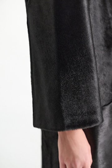 Dorothee Schumacher Fellmantel vinyl black Model Detail View
