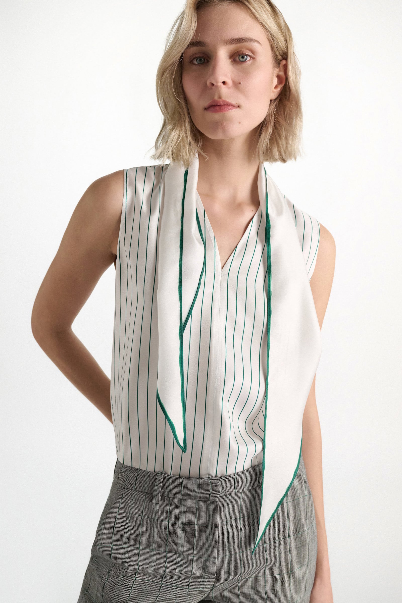 Dorothee Schumacher Ärmellose Bluse aus bedrucktem Seidentwill strip green Model Detail View