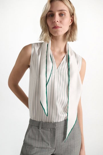 Dorothee Schumacher Ärmellose Bluse aus bedrucktem Seidentwill strip green Model Detail View