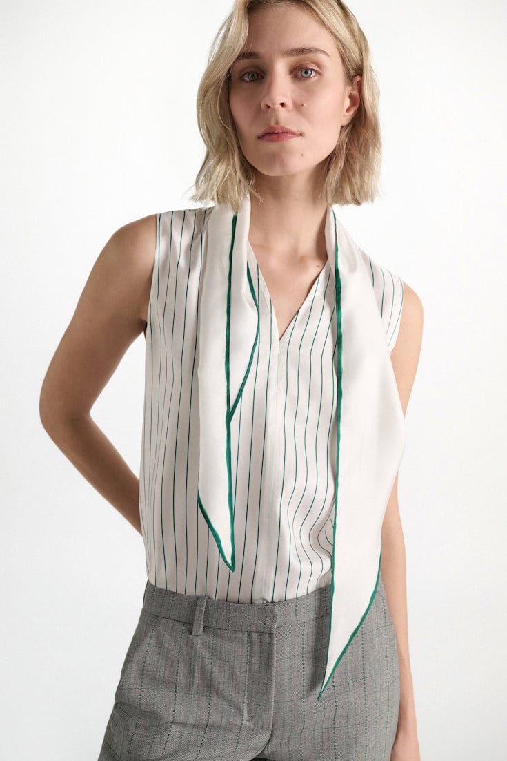 Dorothee Schumacher Ärmellose Bluse aus bedrucktem Seidentwill strip green Model Detail View