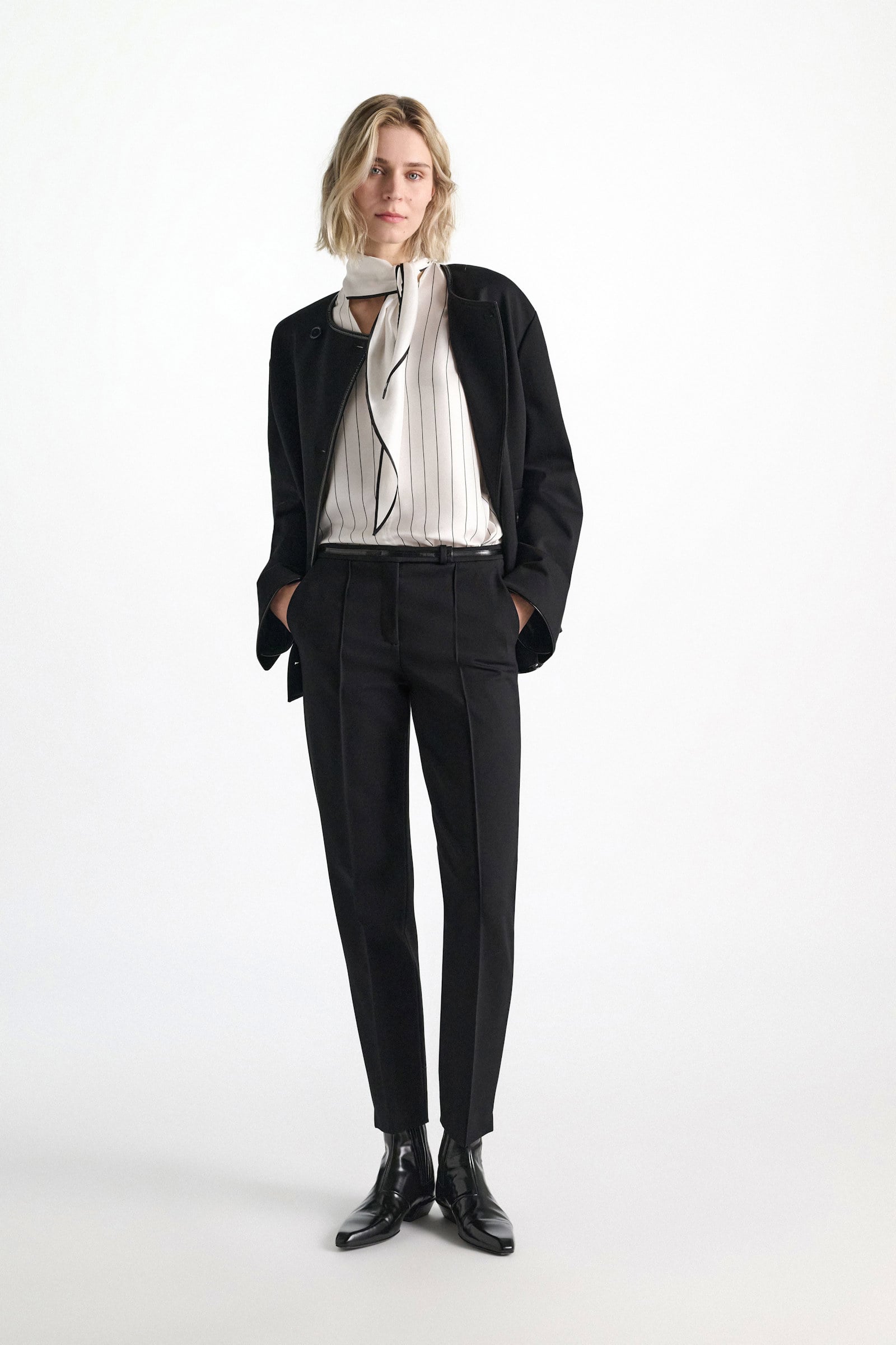 Dorothee Schumacher Ärmellose Bluse aus bedrucktem Seidentwill strip black Model Front View