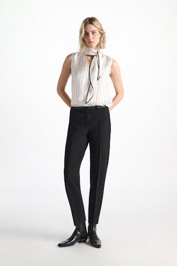 Dorothee Schumacher Ärmellose Bluse aus bedrucktem Seidentwill strip black Model Detail View