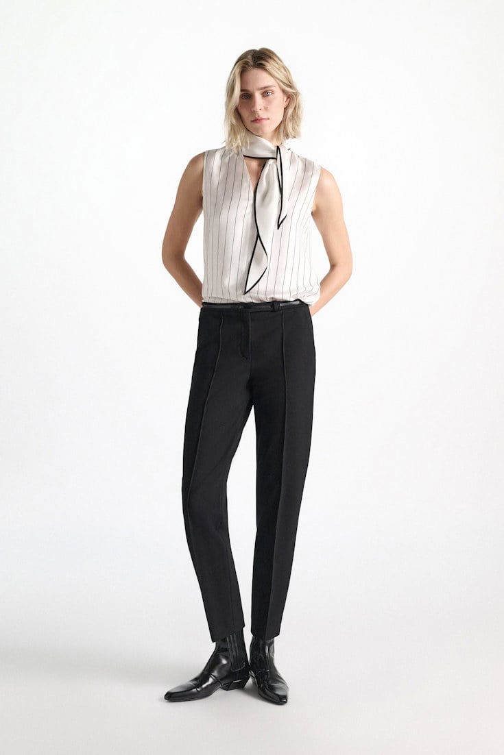 Dorothee Schumacher Ärmellose Bluse aus bedrucktem Seidentwill strip black Model Detail View