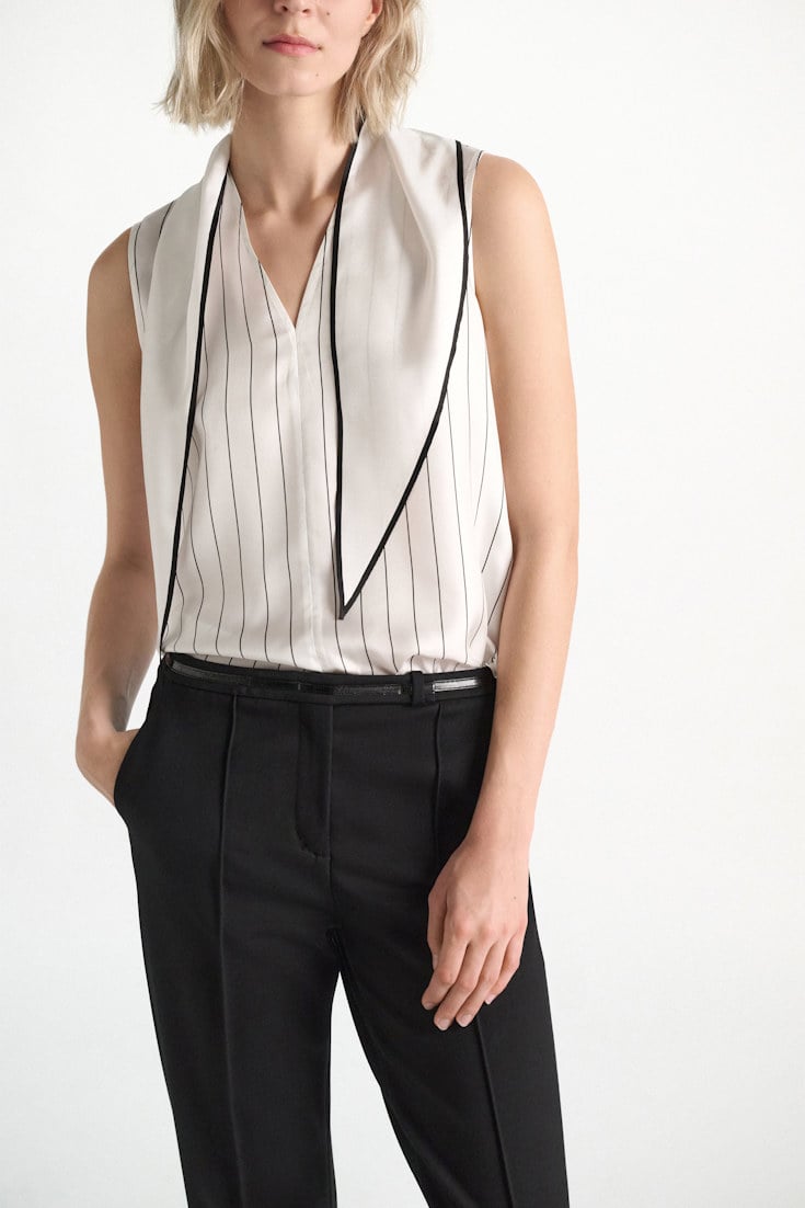 Dorothee Schumacher Ärmellose Bluse aus bedrucktem Seidentwill strip black Model Detail View