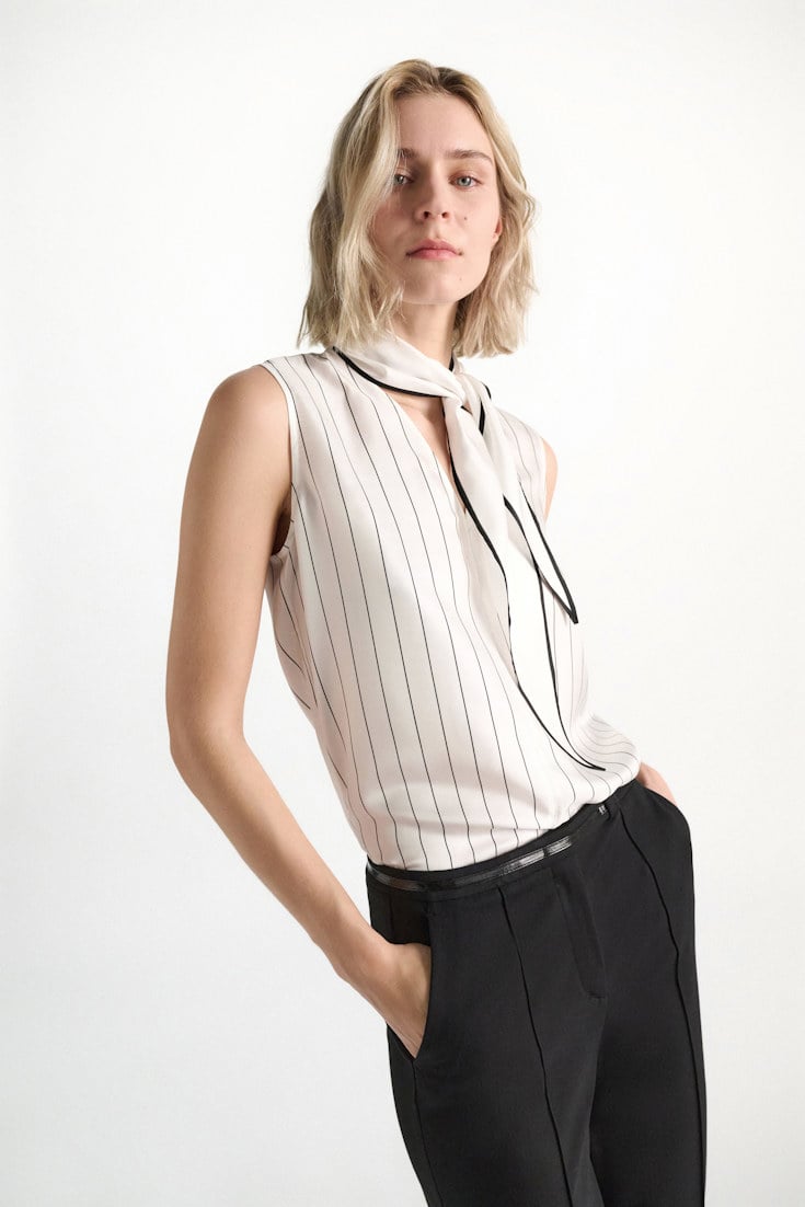 Dorothee Schumacher Ärmellose Bluse aus bedrucktem Seidentwill strip black Model Detail View