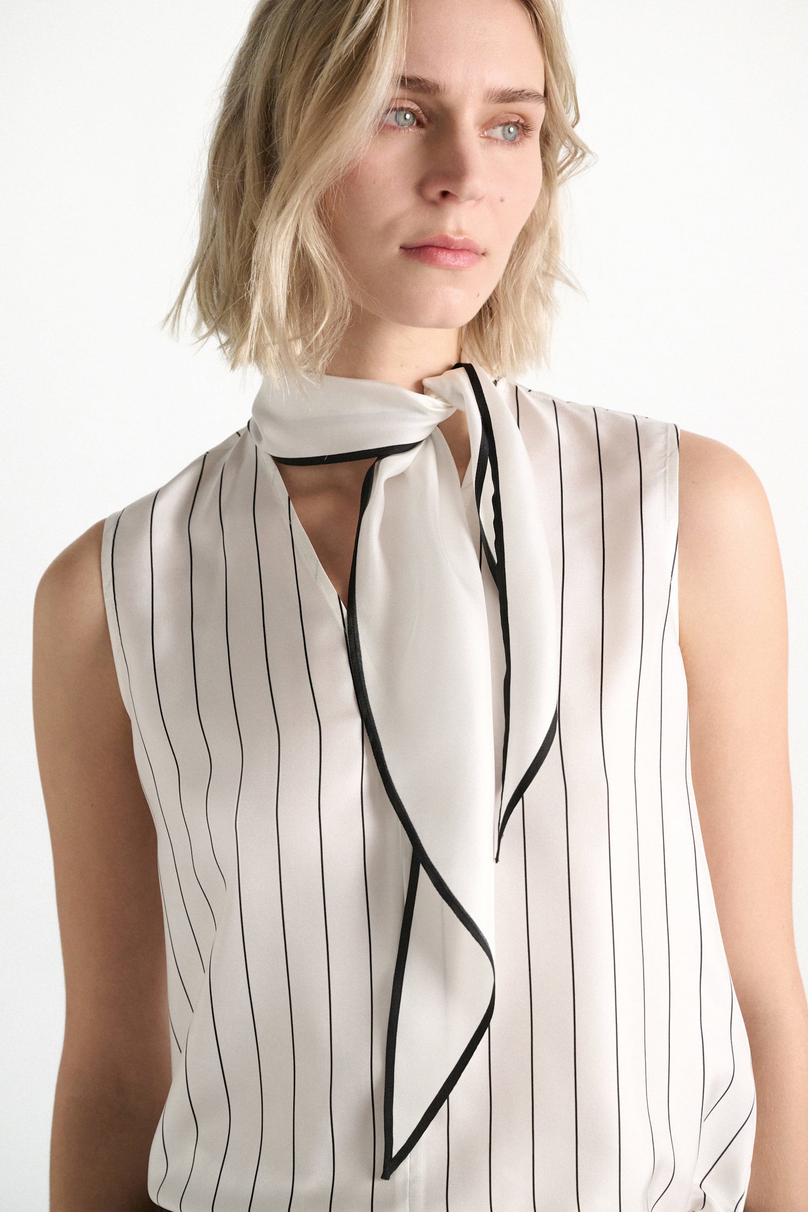 Dorothee Schumacher Ärmellose Bluse aus bedrucktem Seidentwill strip black Model Detail View
