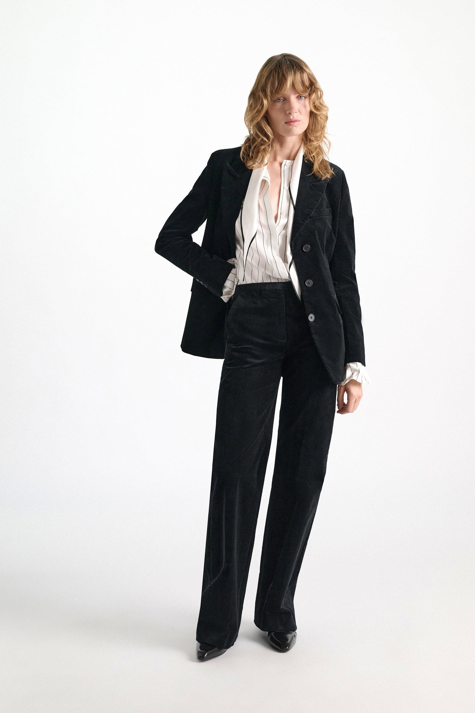 Dorothee Schumacher Hemdbluse aus bedrucktem Seidentwill strip black Model Detail View