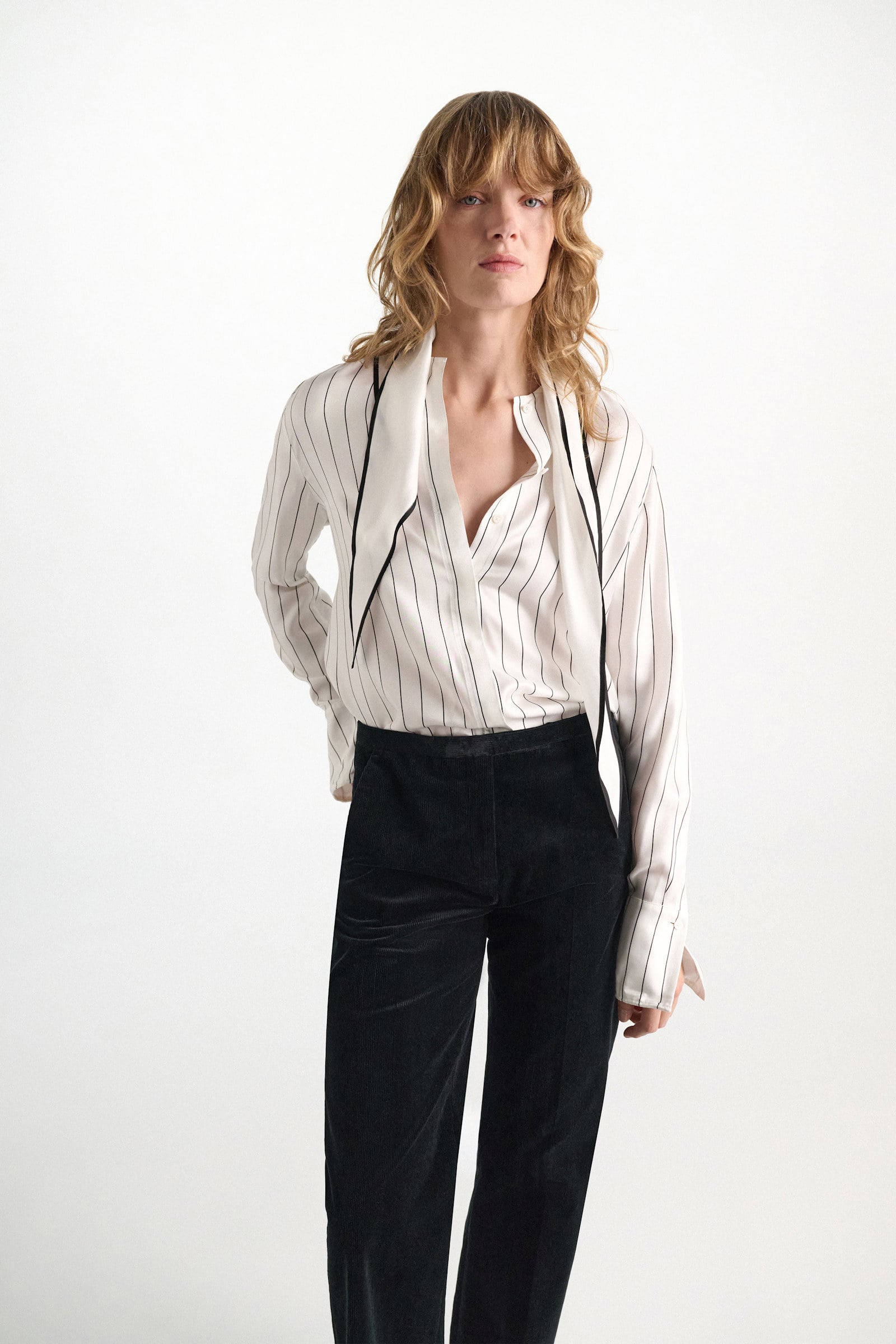 Dorothee Schumacher Hemdbluse aus bedrucktem Seidentwill strip black Model Detail View