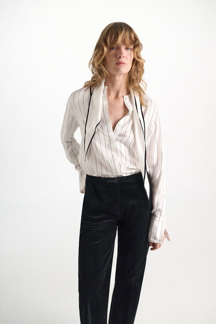 Dorothee Schumacher Hemdbluse aus bedrucktem Seidentwill strip black Model Detail View