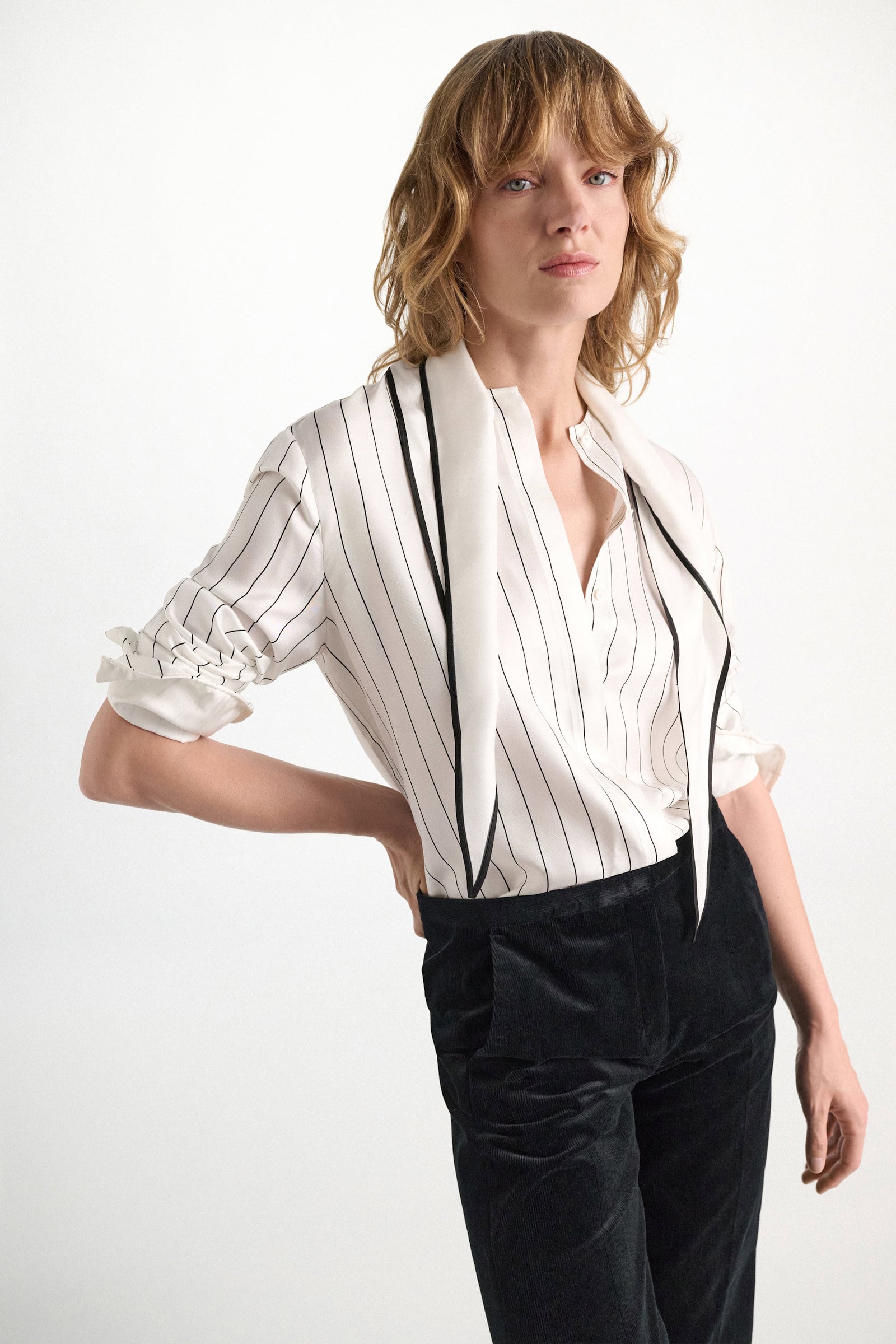 Dorothee Schumacher Hemdbluse aus bedrucktem Seidentwill strip black Model Detail View