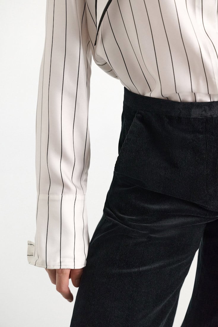 Dorothee Schumacher Hemdbluse aus bedrucktem Seidentwill strip black Model Detail View