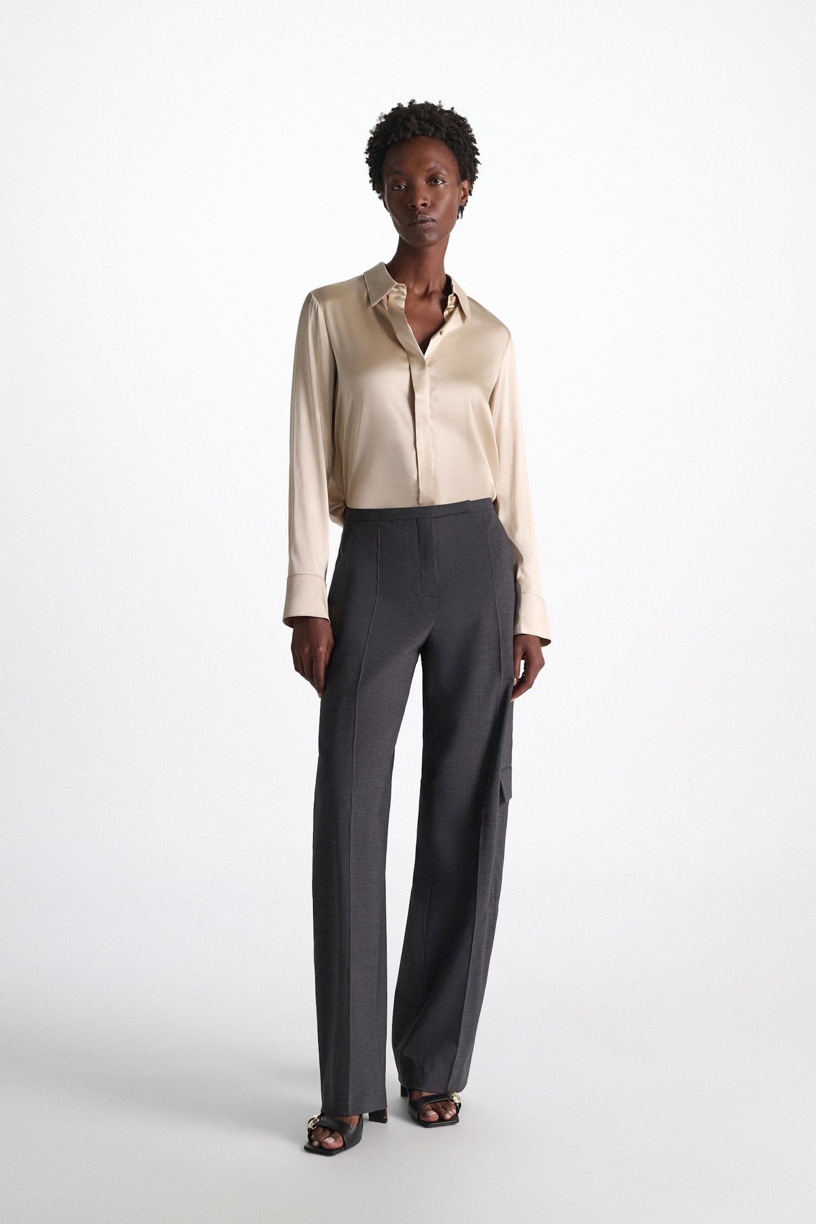 Dorothee Schumacher Bluse aus Seiden-Stretch-Satin almond Model Detail View