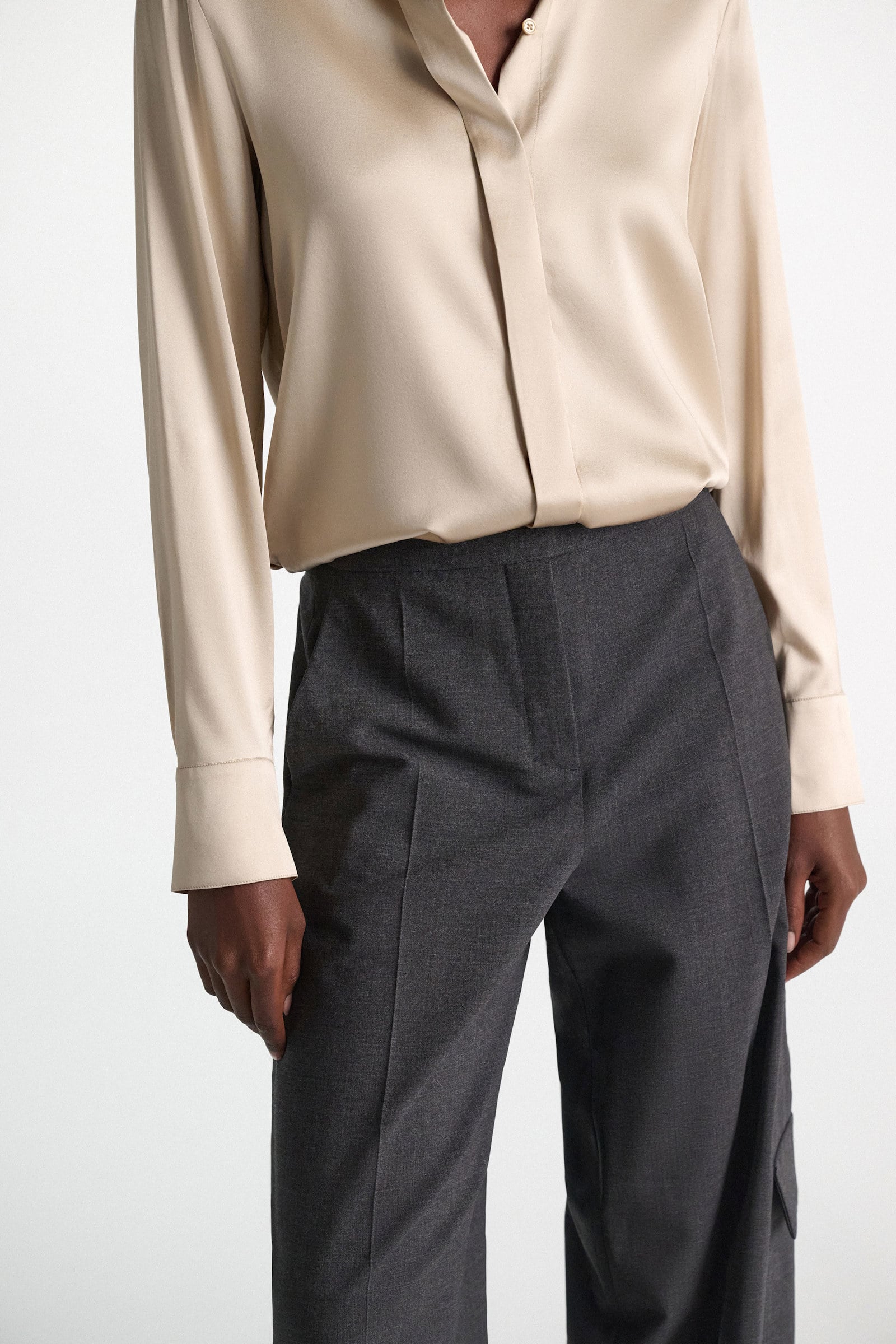 Dorothee Schumacher Bluse aus Seiden-Stretch-Satin almond Model Detail View