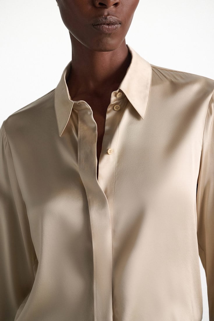 Dorothee Schumacher Bluse aus Seiden-Stretch-Satin almond Model Detail View