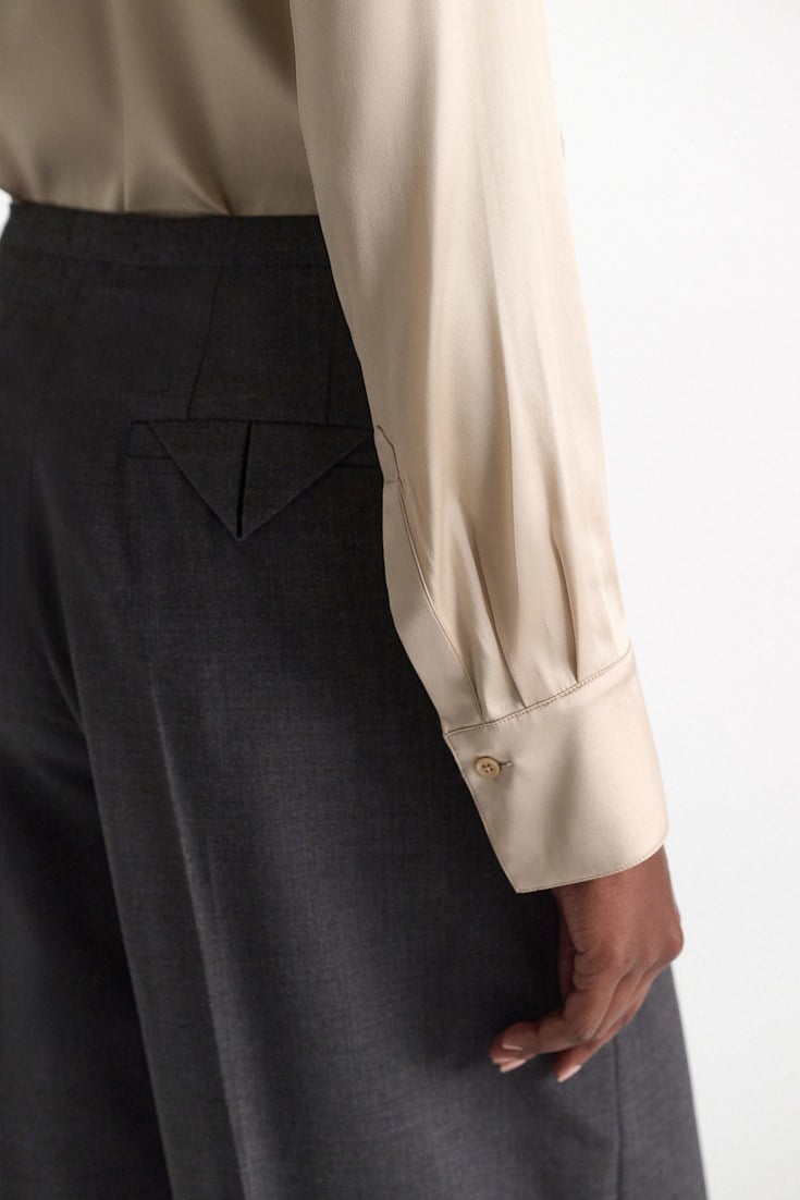 Dorothee Schumacher Bluse aus Seiden-Stretch-Satin almond Model Detail View