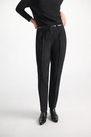 Dorothee Schumacher Punto Milano pants with patent details vinyl black Model Detail View