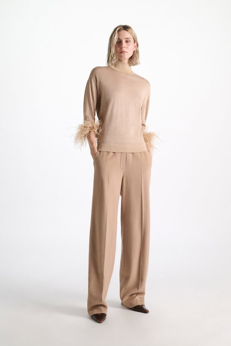 Dorothee Schumacher Trainingshose mit weitem Bein aus gebürsteter Wolle almond Model Front View