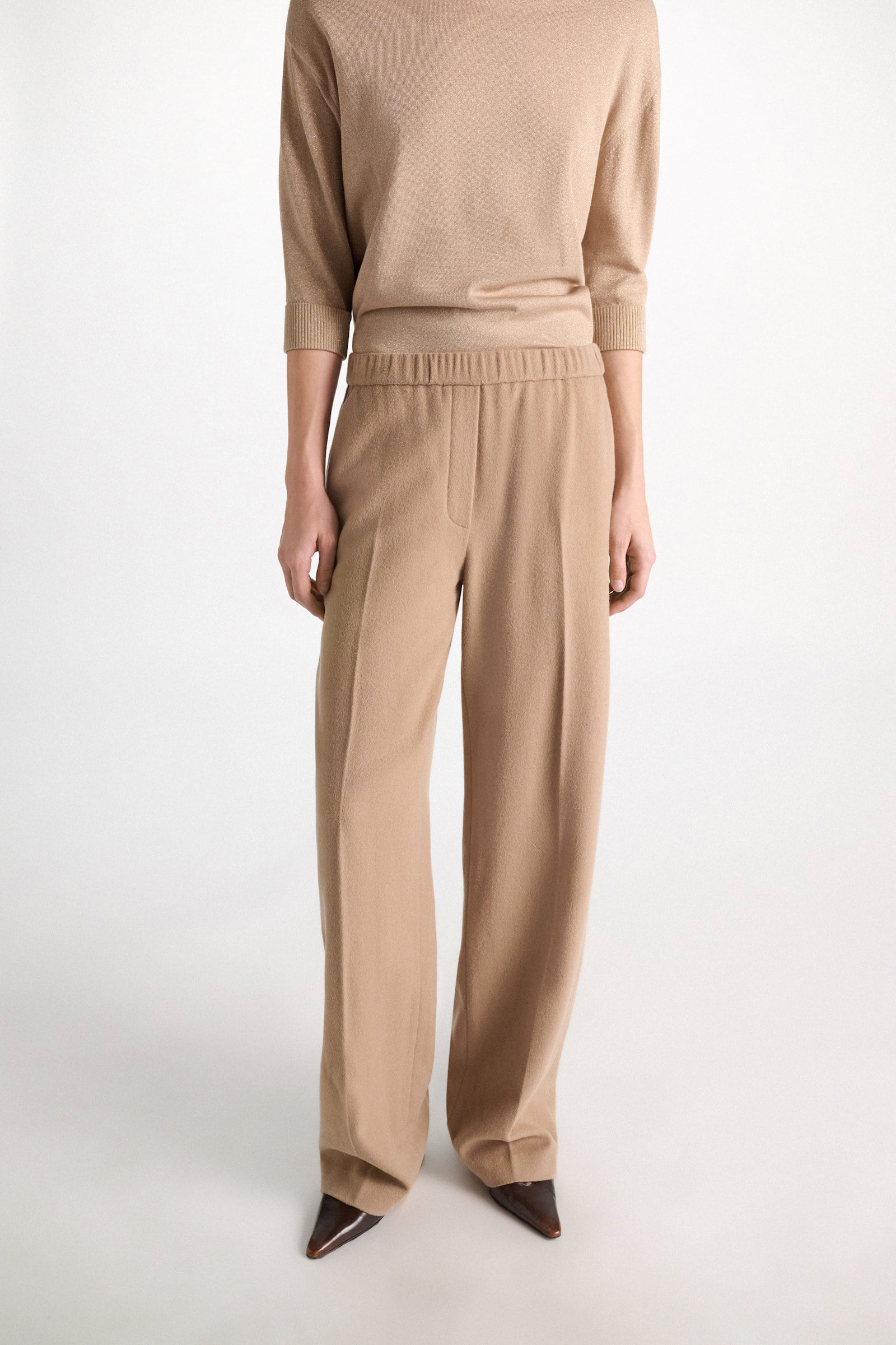 Dorothee Schumacher Trainingshose mit weitem Bein aus gebürsteter Wolle almond Model Detail View