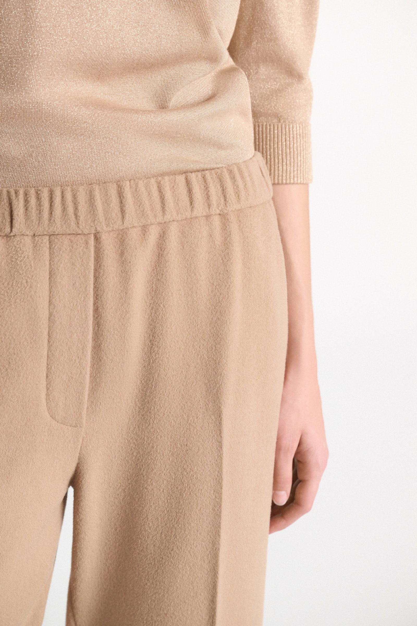 Dorothee Schumacher Trainingshose mit weitem Bein aus gebürsteter Wolle almond Model Detail View