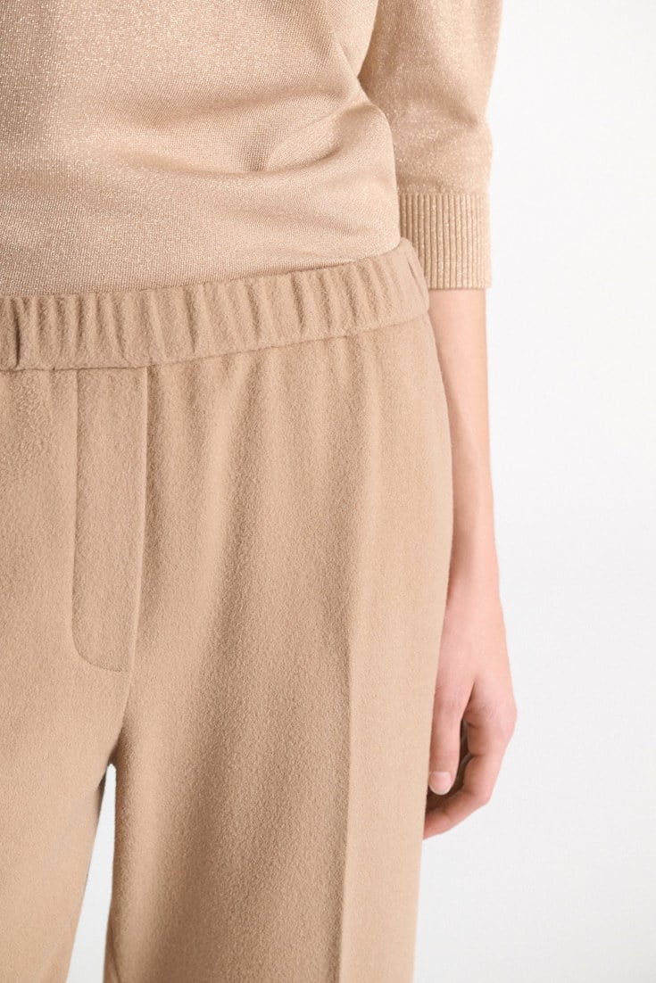 Dorothee Schumacher Trainingshose mit weitem Bein aus gebürsteter Wolle almond Model Detail View