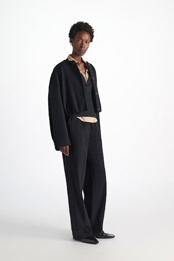 Dorothee Schumacher Trainingshose mit weitem Bein aus gebürsteter Wolle vinyl black Model Front View