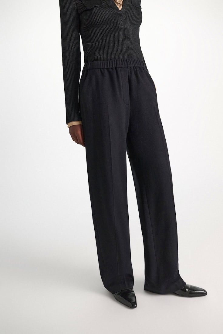 Dorothee Schumacher Trainingshose mit weitem Bein aus gebürsteter Wolle vinyl black Model Detail View