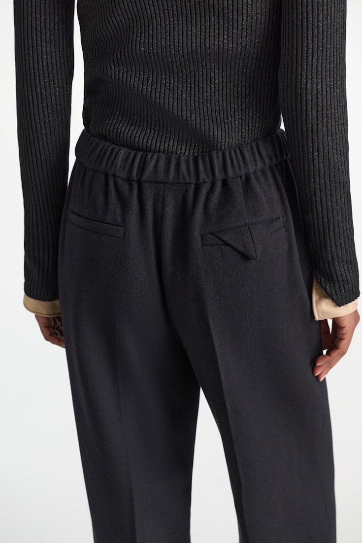 Dorothee Schumacher Trainingshose mit weitem Bein aus gebürsteter Wolle vinyl black Model Detail View