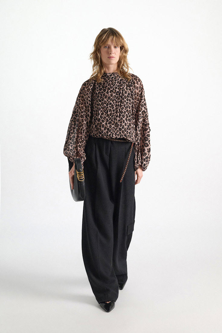 Dorothee Schumacher Bluse mit voluminösen, drapierten Ärmeln mit Leopardenmuster aus Viskose-Georgette leo placed brown Model Front View