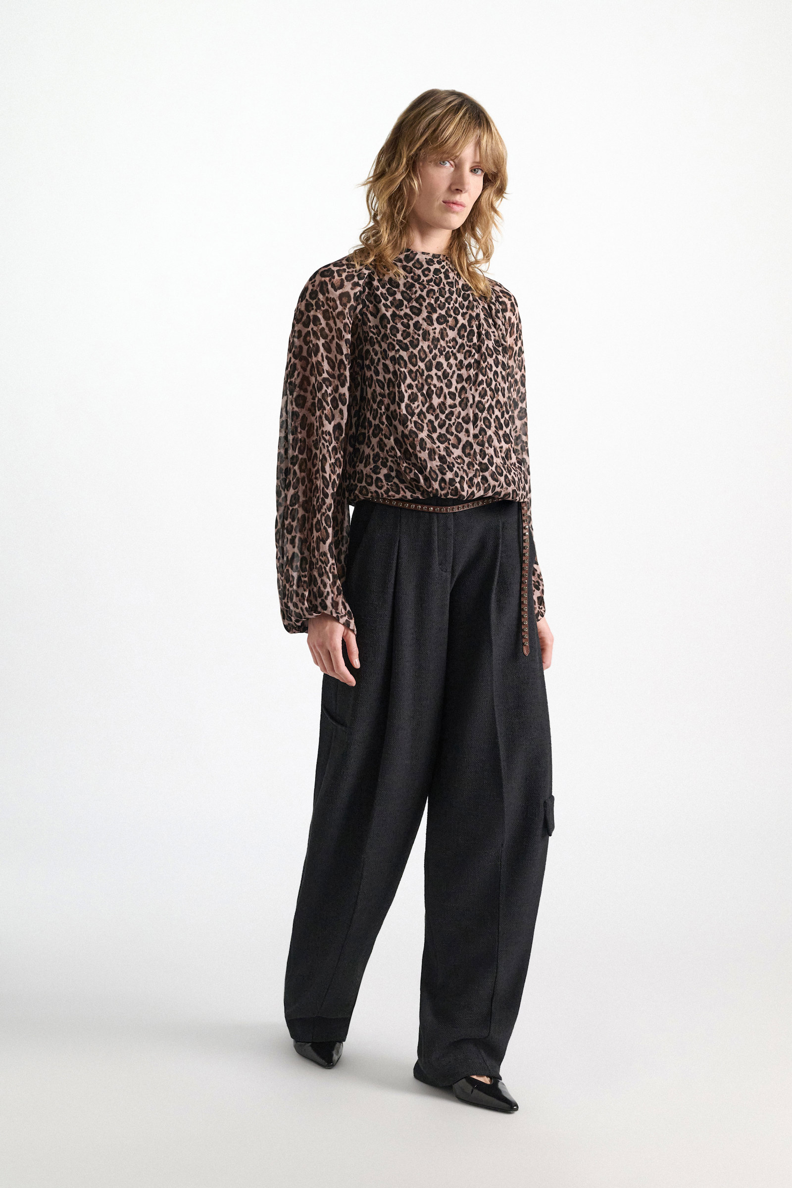 Dorothee Schumacher Bluse mit voluminösen, drapierten Ärmeln mit Leopardenmuster aus Viskose-Georgette leo placed brown Model Detail View