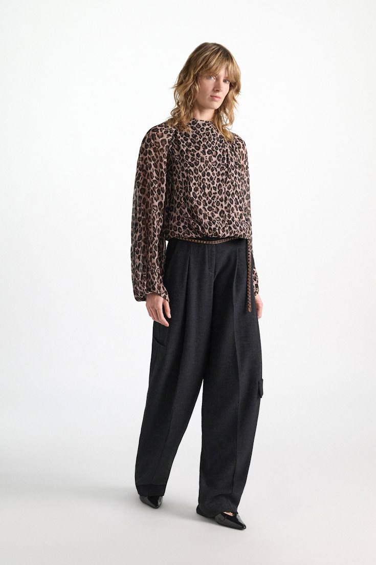 Dorothee Schumacher Bluse mit voluminösen, drapierten Ärmeln mit Leopardenmuster aus Viskose-Georgette leo placed brown Model Detail View