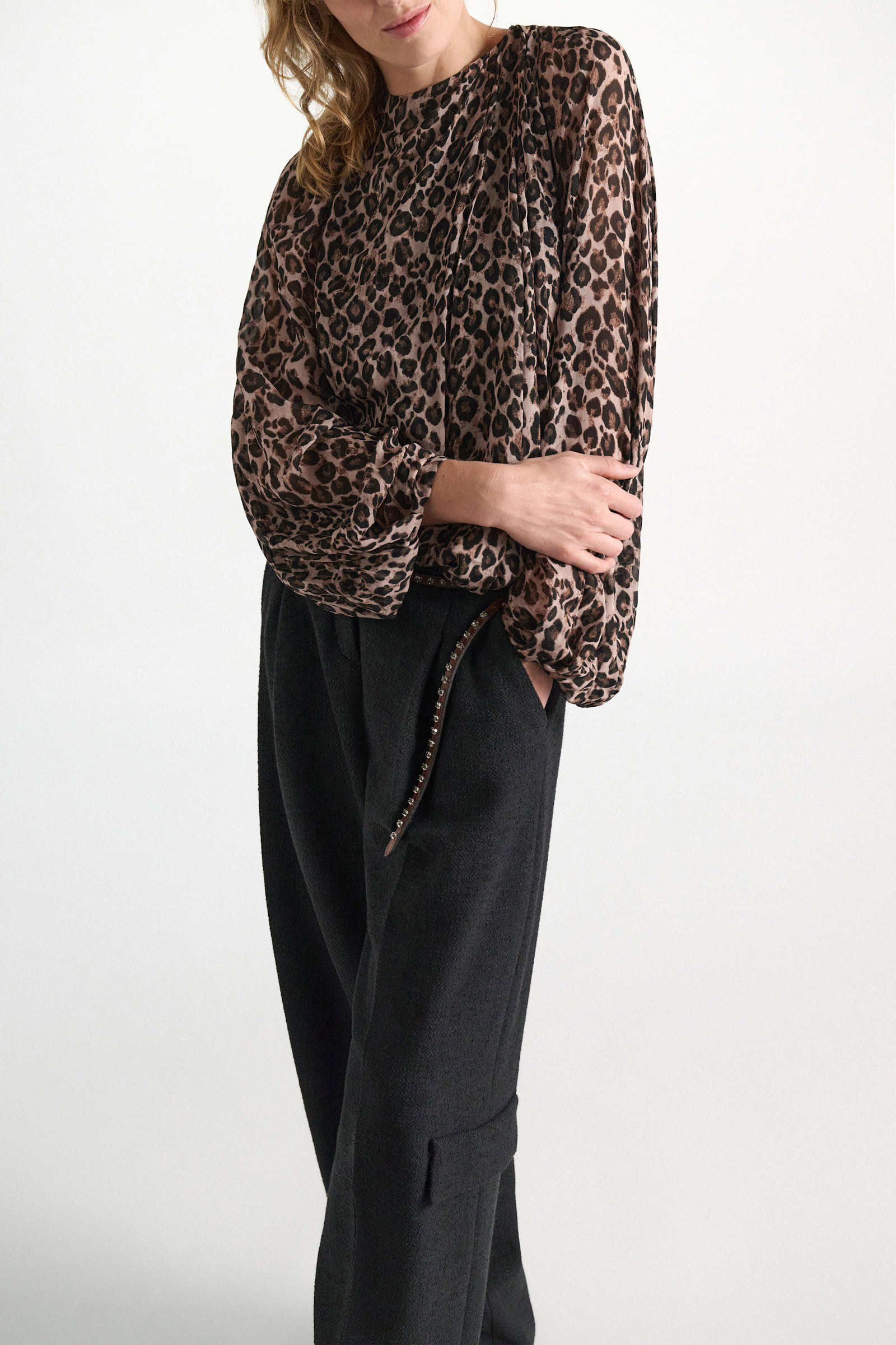 Dorothee Schumacher Bluse mit voluminösen, drapierten Ärmeln mit Leopardenmuster aus Viskose-Georgette leo placed brown Model Detail View