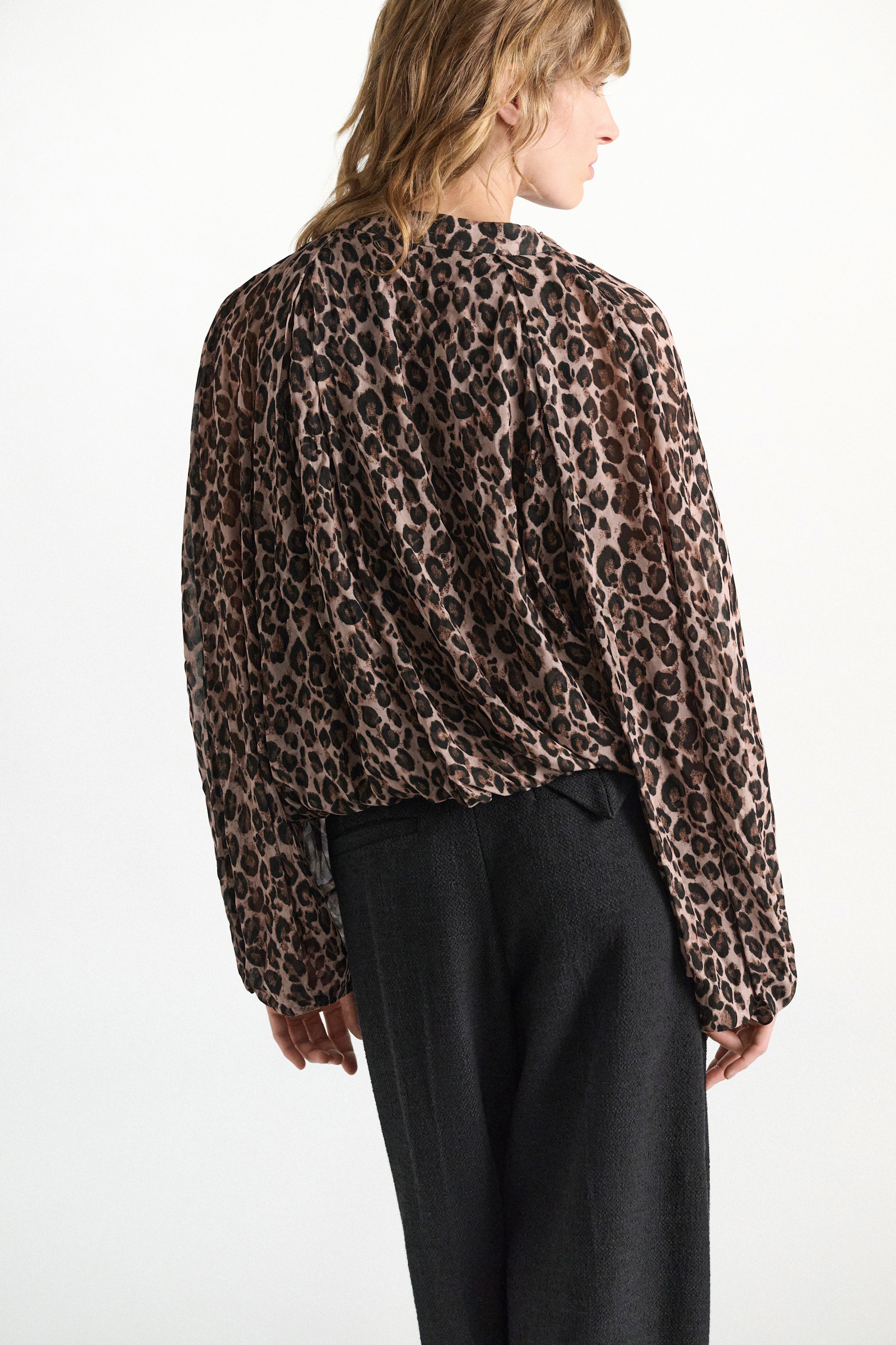 Dorothee Schumacher Bluse mit voluminösen, drapierten Ärmeln mit Leopardenmuster aus Viskose-Georgette leo placed brown Model Detail View