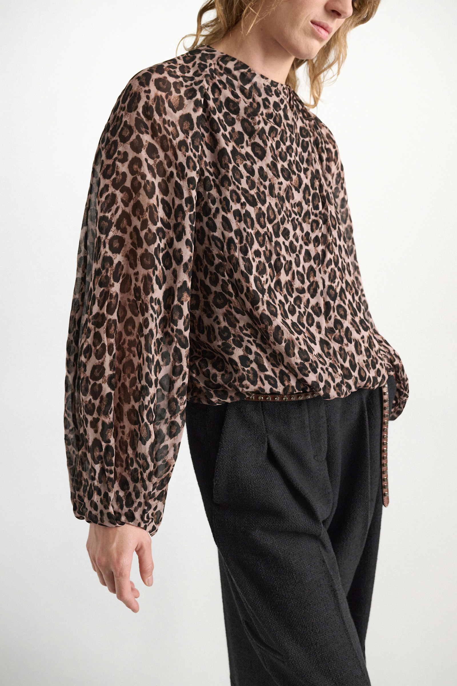Dorothee Schumacher Bluse mit voluminösen, drapierten Ärmeln mit Leopardenmuster aus Viskose-Georgette leo placed brown Model Detail View