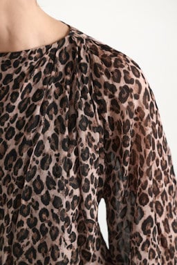 Dorothee Schumacher Bluse mit voluminösen, drapierten Ärmeln mit Leopardenmuster aus Viskose-Georgette leo placed brown