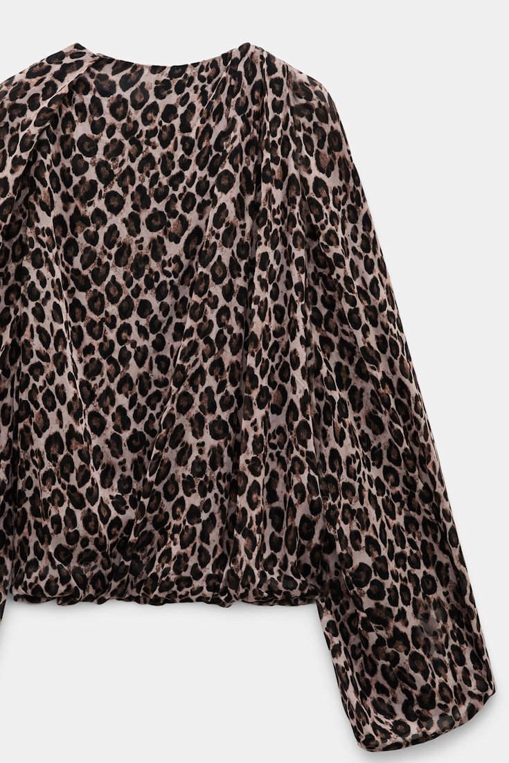 Dorothee Schumacher Bluse mit voluminösen, drapierten Ärmeln mit Leopardenmuster aus Viskose-Georgette leo placed brown Product Detail View