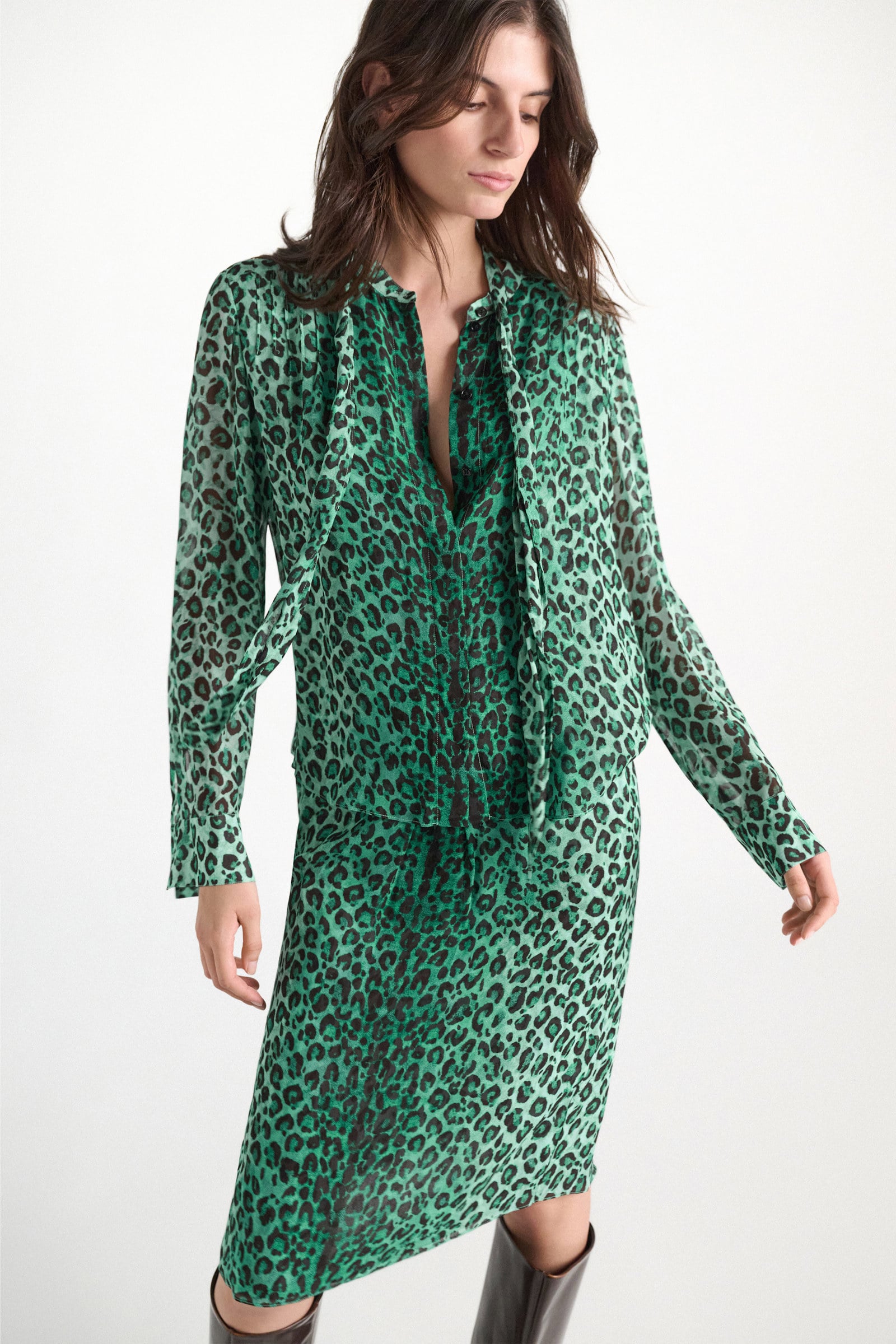 Dorothee Schumacher Hemdbluse mit Leopardenmuster aus Viskose-Georgettet leo placed green Model Detail View