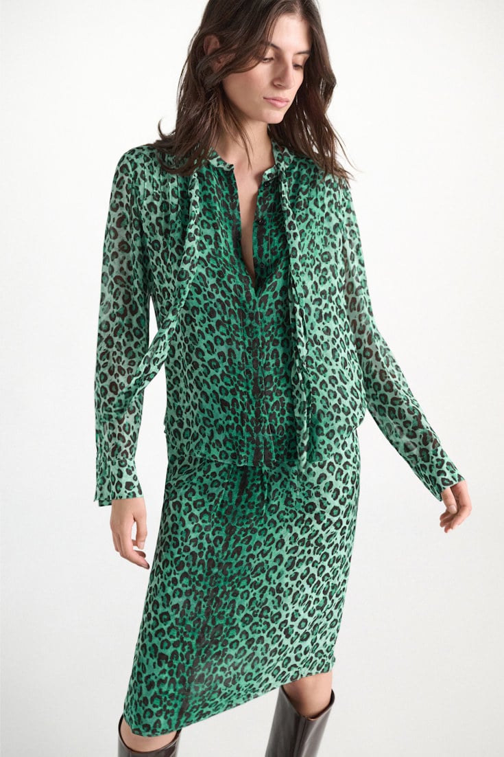 Dorothee Schumacher Hemdbluse mit Leopardenmuster aus Viskose-Georgettet leo placed green Model Detail View