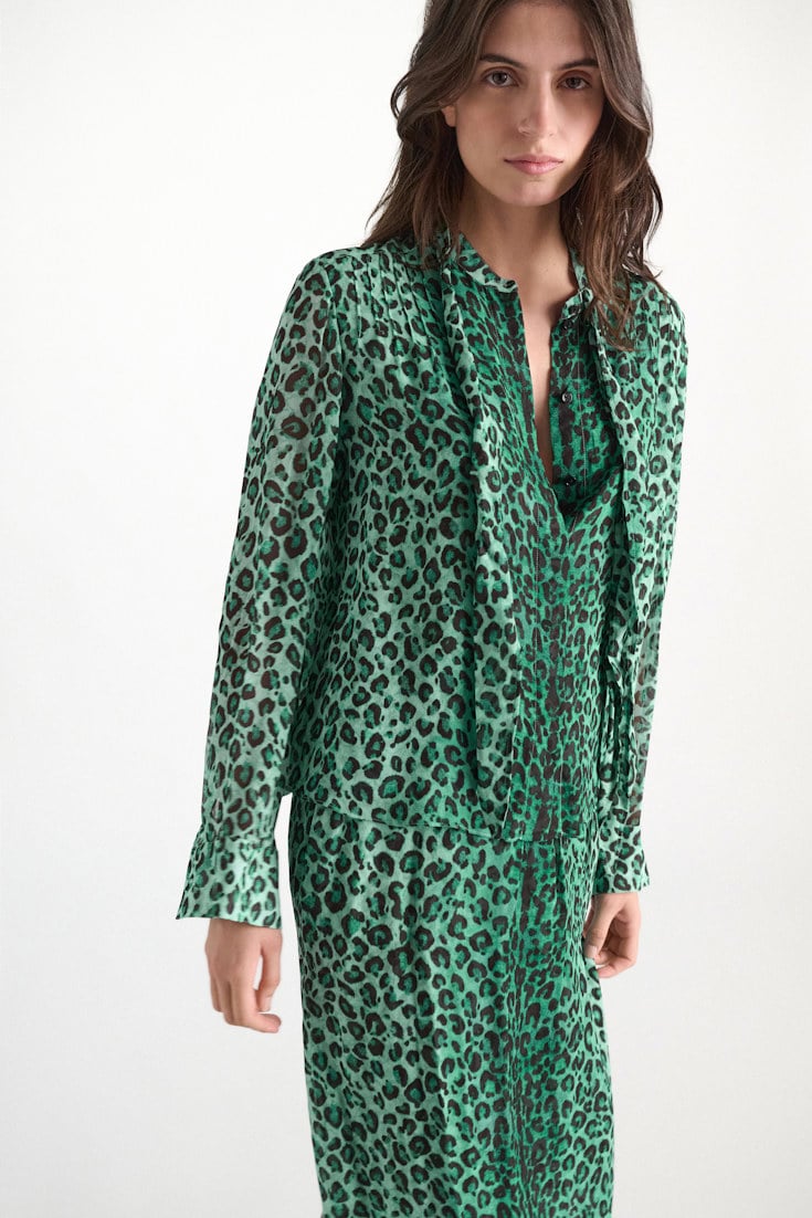 Dorothee Schumacher Hemdbluse mit Leopardenmuster aus Viskose-Georgettet leo placed green Model Detail View