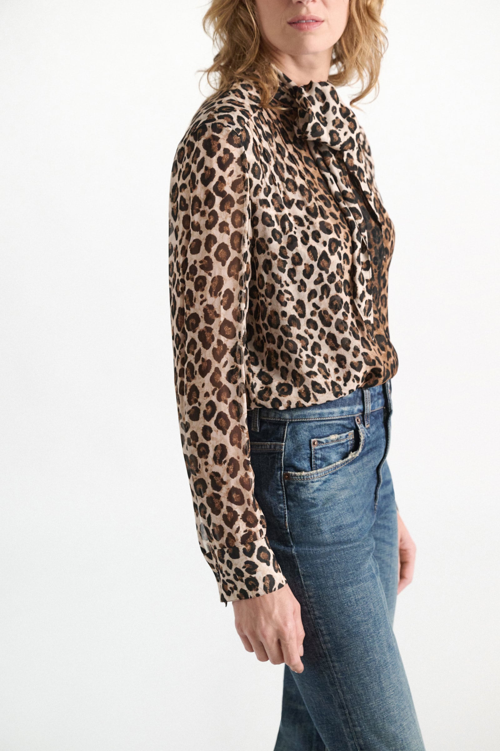 Dorothee Schumacher Hemdbluse mit Leopardenmuster aus Viskose-Georgettet Leo Placed light brown Model Detail View