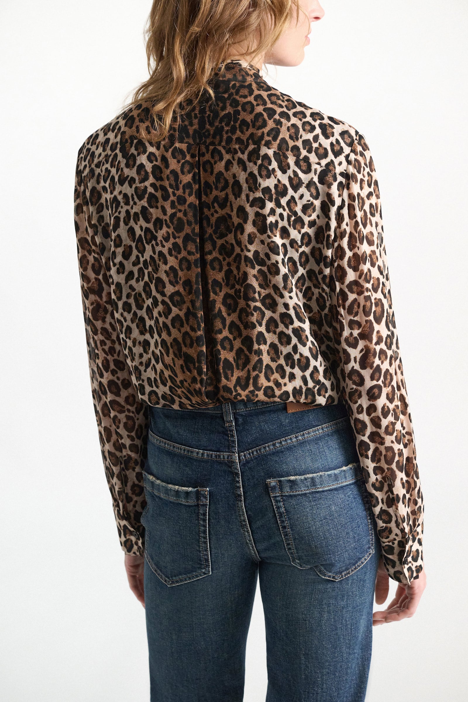 Dorothee Schumacher Hemdbluse mit Leopardenmuster aus Viskose-Georgettet Leo Placed light brown Model Detail View