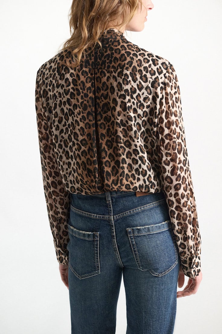 Dorothee Schumacher Hemdbluse mit Leopardenmuster aus Viskose-Georgettet Leo Placed light brown Model Detail View