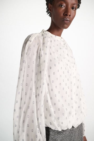 Dorothee Schumacher Drapierte Bluse aus Seiden-Crêpe-Chiffon camellia white Model Detail View