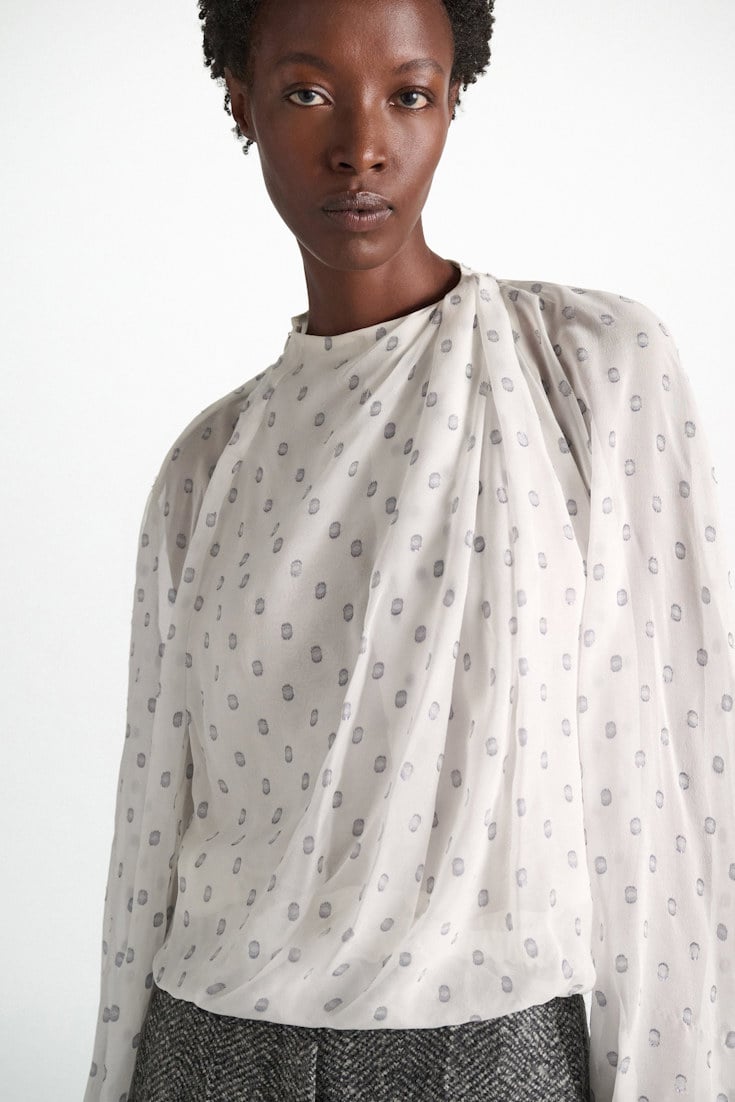 Dorothee Schumacher Drapierte Bluse aus Seiden-Crêpe-Chiffon camellia white Model Detail View